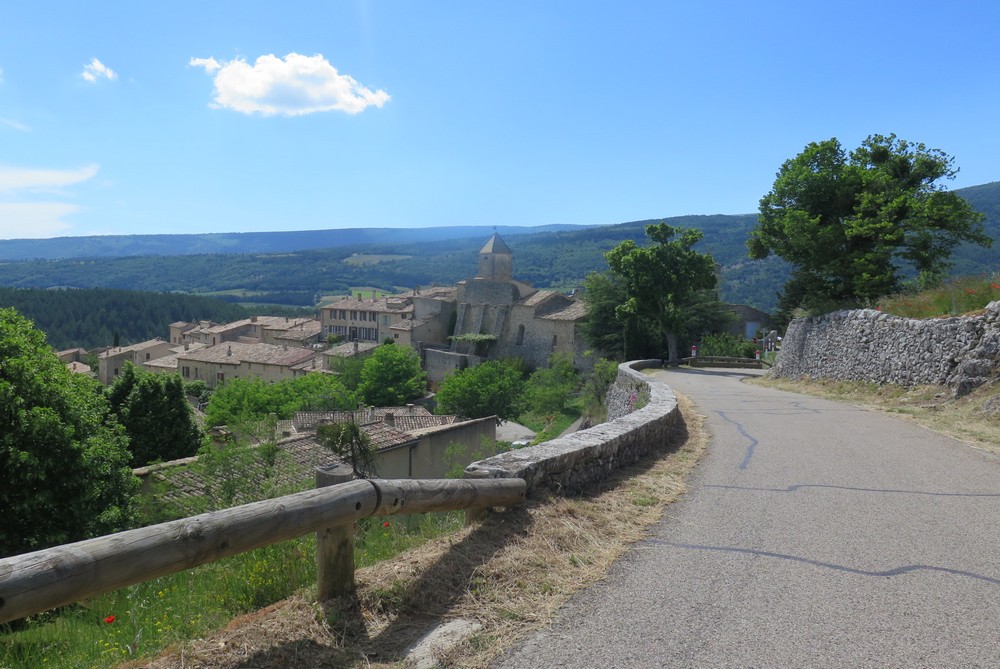 Village et forêt dans le PNR du Mont-Ventoux