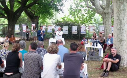 La cour arborée du domaine de Haute-Combe à Mouans Sartoux accueille les participants aux rencontres des fermes municipales