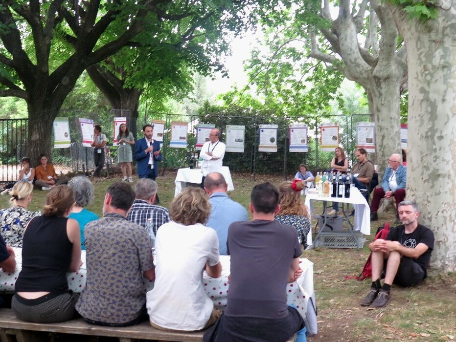 La cour arborée du domaine de Haute-Combe à Mouans Sartoux accueille les participants aux rencontres des fermes municipales