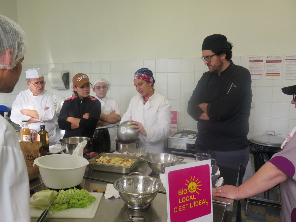 la formatrice enseigne les techniques de cuisson à basse température