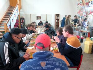 tablée à la Cantine solidaire de Cavaillon